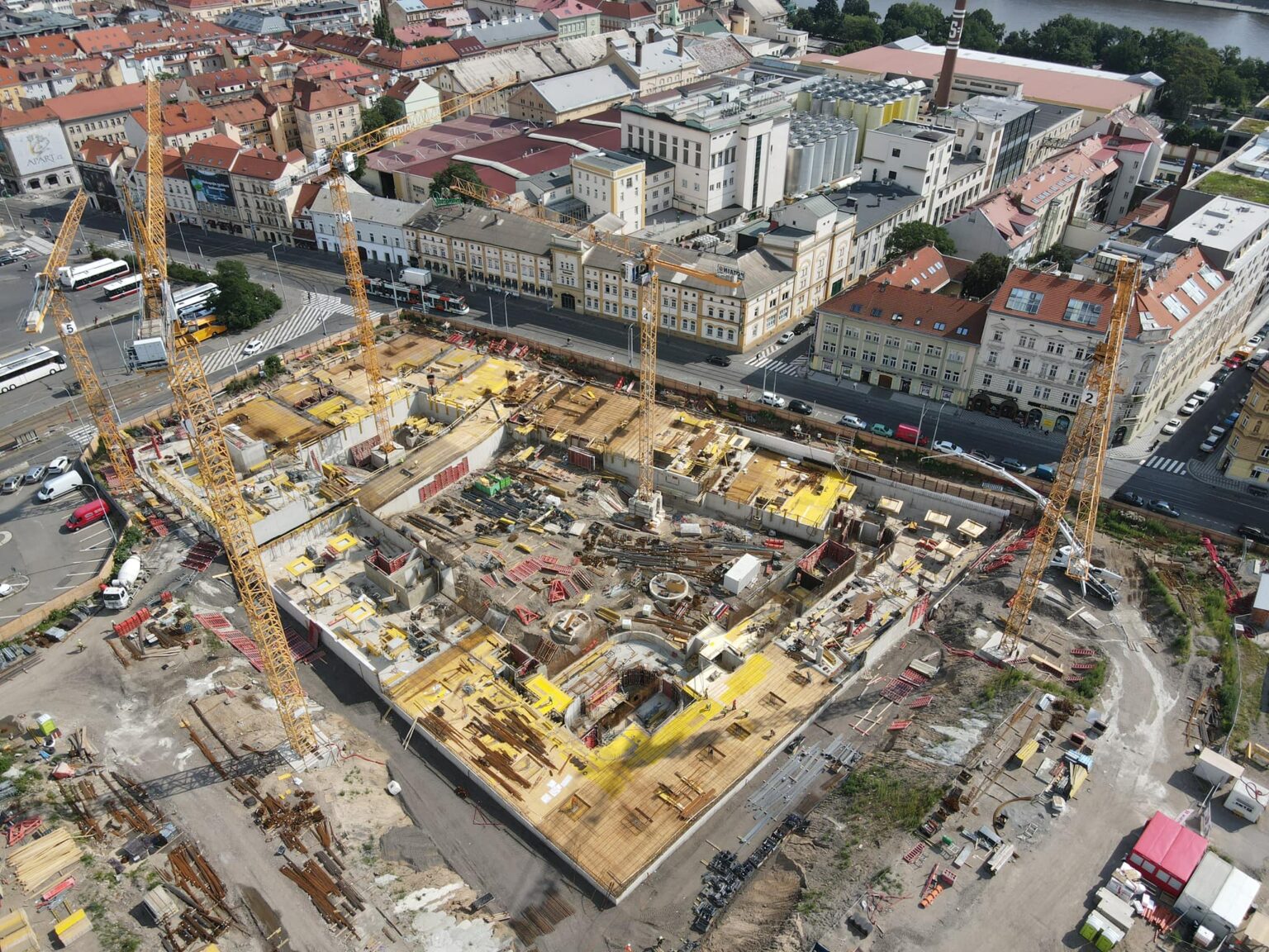 Staveniště s jeřáby